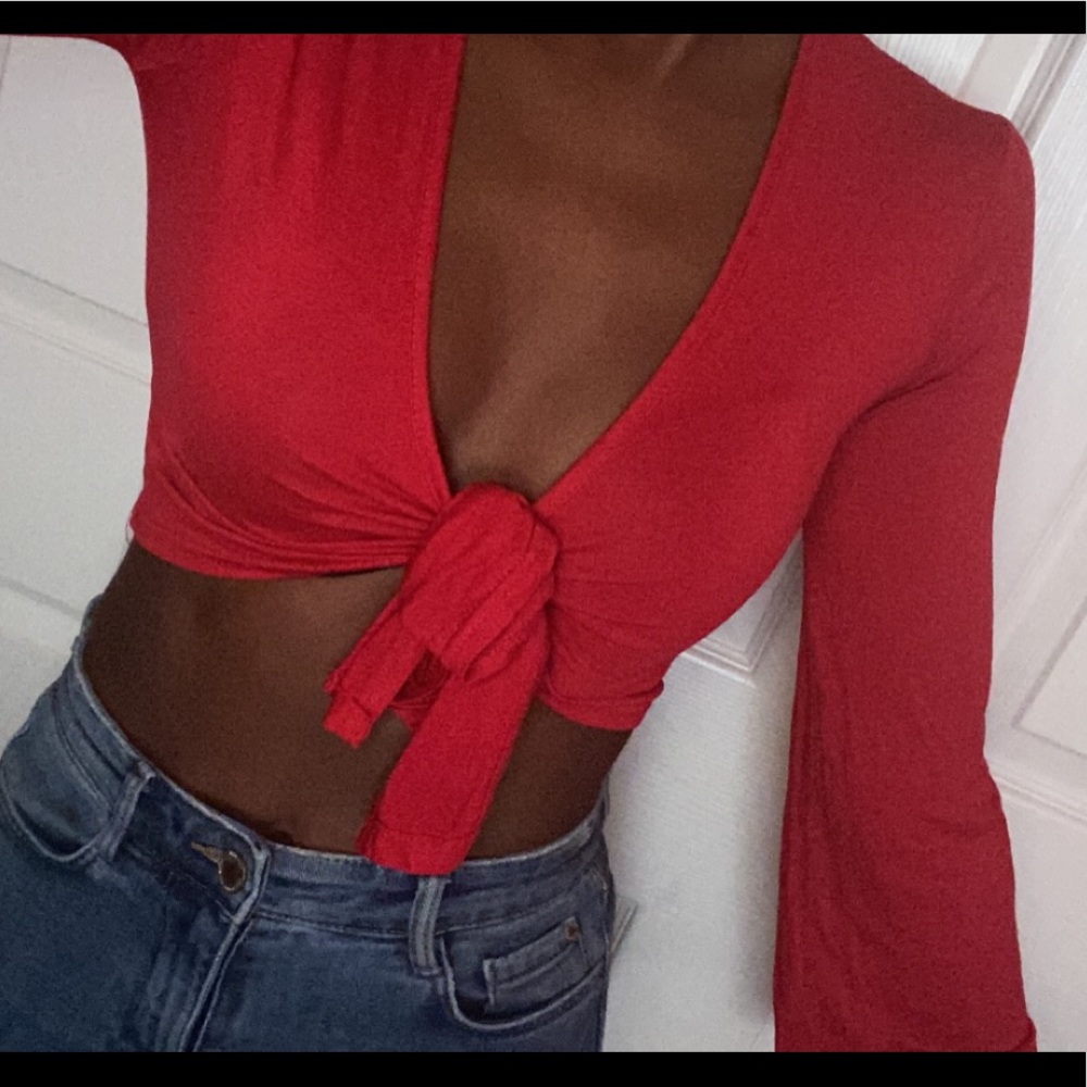 Front tie long sleeve crop top